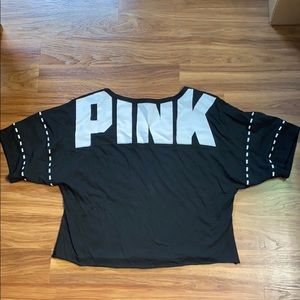 Cropped black PINK tee with sporty mesh sleeve